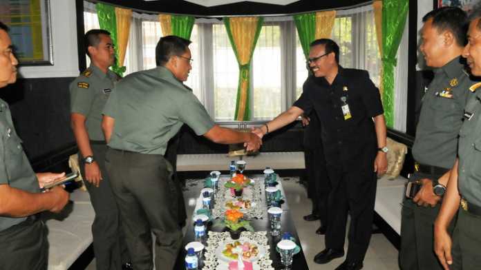 Danrem 083/Bdj beserta jajaran bersilaturahmi dengan Rektor Unmer. (istimewa)