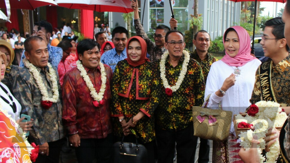 Wali Kota Batu Dewanti Rumpoko mengantar peserta Apeksi ke -14 di pameran produk UMKM, halaman Balai Kota Among Tani, Selasa (17/4). (Aziz / MVoice)