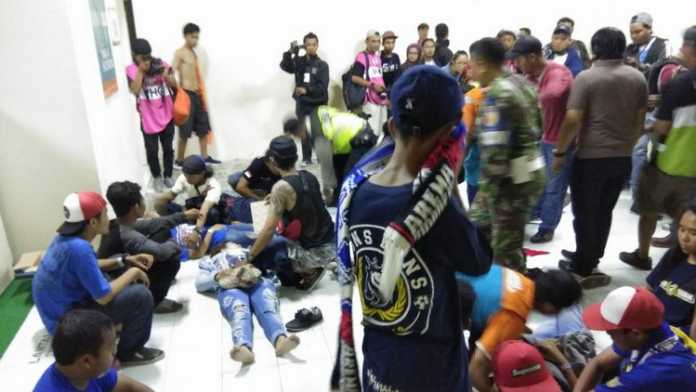 Korban yang dievakuasi di klinik Stadion Kanjuruhan. (deny rahmawan)