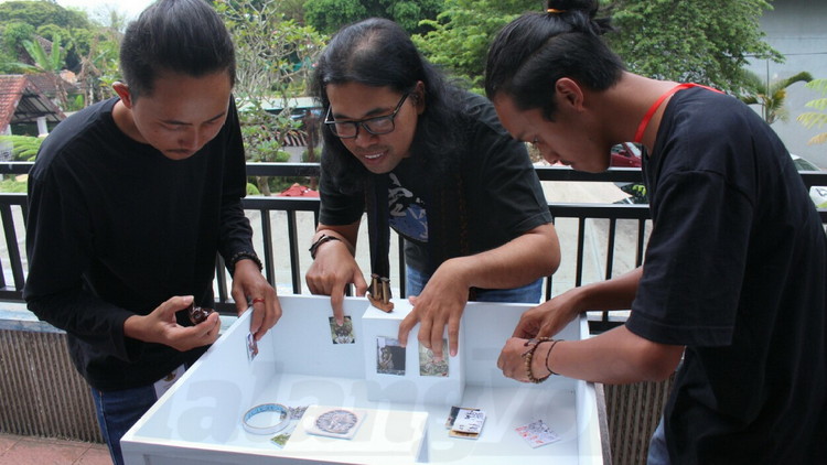 Mikke Susanto Kurator Nasional saat beri praktik displai pameran di Omah Kitir Kota Batu, Sabtu (21/4). (Aziz / MVoice)