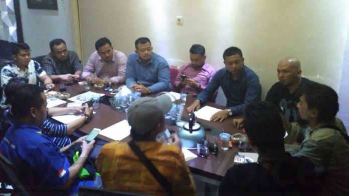 Perwakilan Aremania bertatap muka dengan para pengurus LBH Peradi RBA Malang. (Muhammad Choirul)