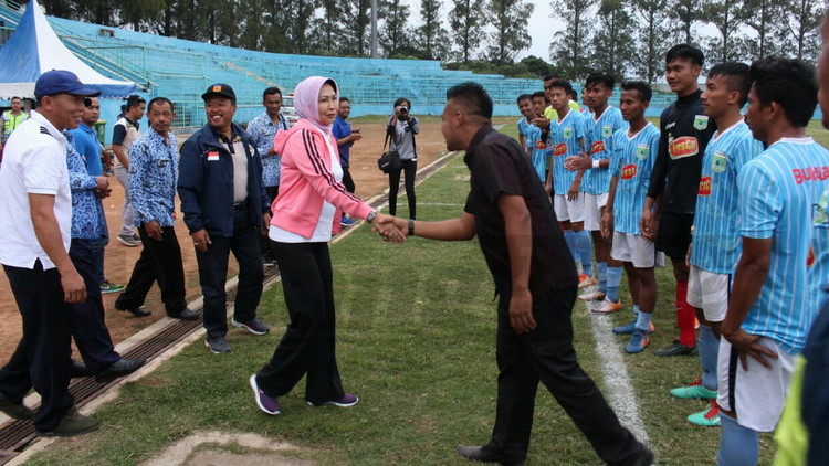 Wali Kota Batu Dewanti Rumpoko beri selamat para pemain Persikoba usai laga lawan Persenga Nganjuk, Rabu (25/4). (Aziz / MVoice)