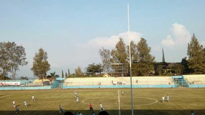 Laga Persikoba melawan Arema Indonesia di Stadion Brantas Kota Batu, Rabu sore (11/4). (Aziz/ MVoice)