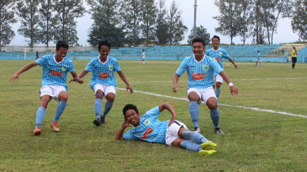 Beni Kristian (tengah) merayakan gol keunggulan 2-0 atas Persenga Nganjuk di stadion Gelora Brantas Kota Batu, Rabu sore (25/4). (Aziz / MVoice)