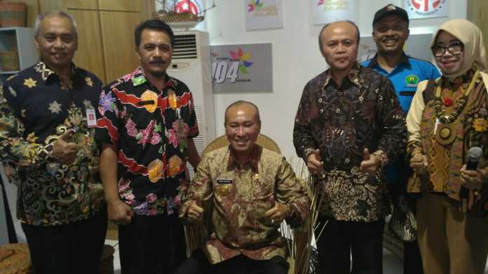 Deputi Produksi dan Pemasaran Kementerian Koperasi dan UKM RI, I Wayan Dipta, bersama Pjs Wali Kota Malang, Wahid Wahyudi, menjajal salah satu produk UMKM. (Muhammad Choirul)