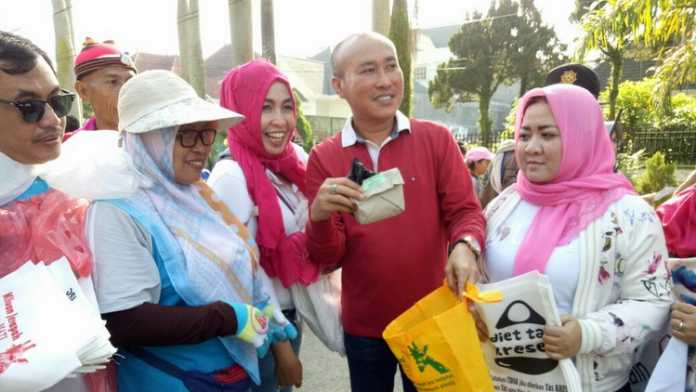 PJS Wali Kota Malang ikut 'Diet Kantong Plastik' bersama pengunjung CFD. (Istimewa)