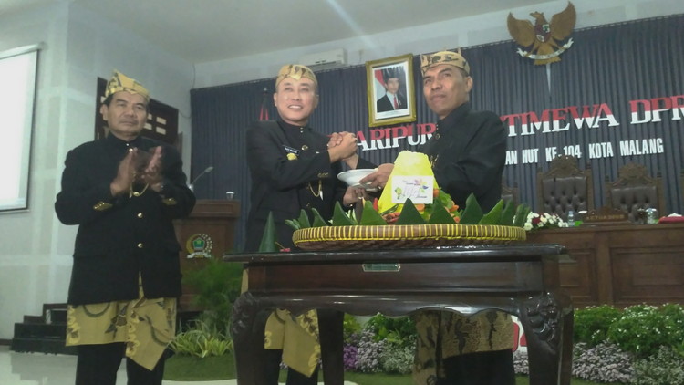 Pjs Wali Kota Malang, Wahid Wahyudi, bersama Ketua DPRD Kota Malang, Abdul Hakim, beberapa waktu lalu. (Muhammad Choirul)