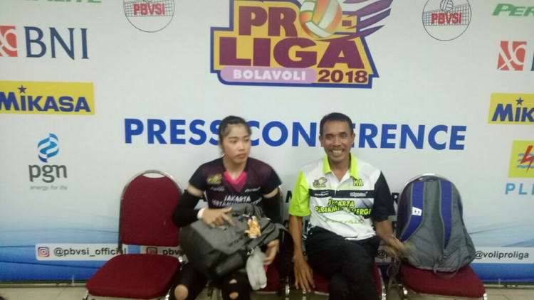 Pelatih tim putri Jakarta Pertamina Energi, M Anshori (kanan). (deny rahmawan)