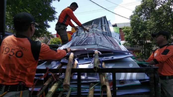 Sejumlah baliho dibongkar Satpol PP Kota Malang. (Muhammad Choirul)