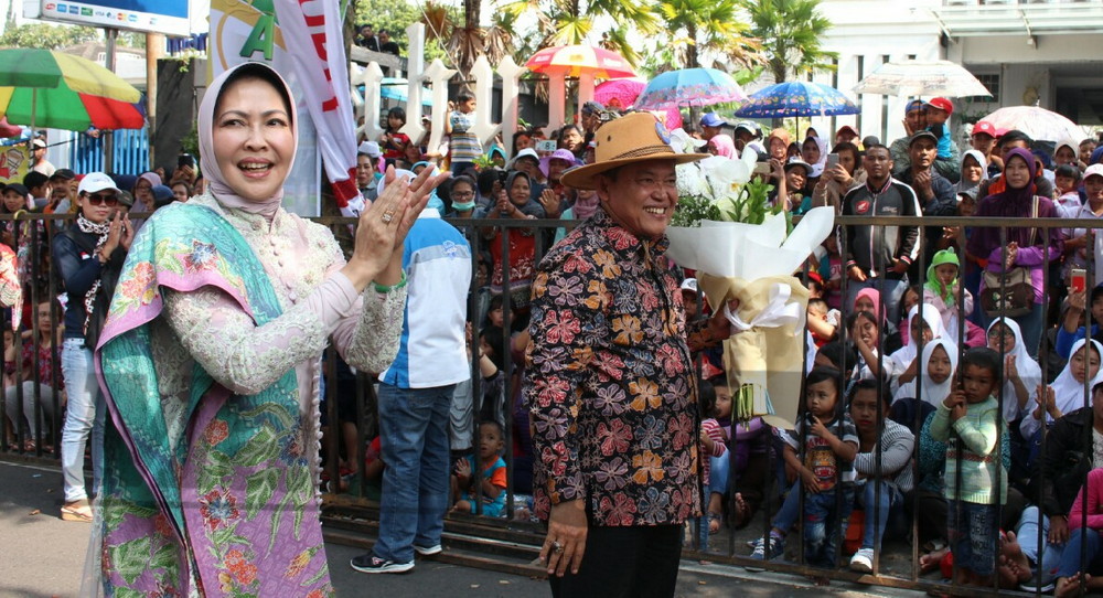 Wali Kota Batu Dewanti Rumpoko beri surprise ulang tahun ke-63, Wali Kota Pasuruan Setiyono di acara Pawai Budaya Apeksi ke-14, Rabu (18/4). (Aziz/ MVoice)