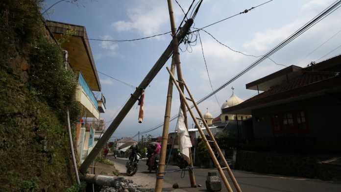 Kondisi tiang listrik yang patah dengan penyangga darurat dari bambu, di Sumbergondo, Kamis (26/4). (Aziz / MVoice)