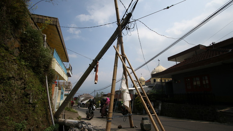 Kondisi tiang listrik yang patah dengan penyangga darurat dari bambu, di Sumbergondo, Kamis (26/4). (Aziz / MVoice)