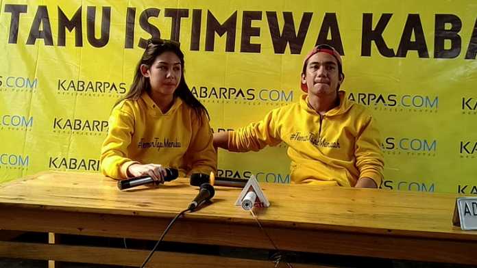 Pemeran Ditto (Adipati Dolken) dan Ayu (Vanesha Prescilla) saat Prees Conference di Roti Bakar 543 Kota Malang. (Lisdya Shelly)