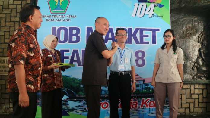 Pjs Wali Kota, Wahid Wahyudi, membuka Job Fair di Aula Skodam V Brawijaya. (Istimewa)
