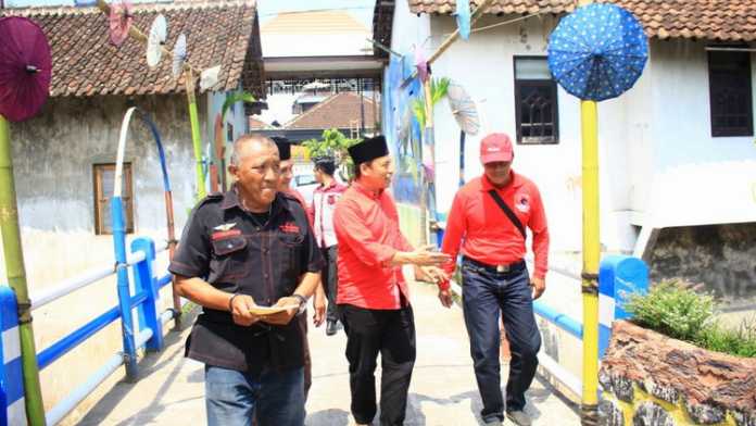 Calon Wakil Wali Kota Malang nomor urut 1, Ahmad Wanedi, berkunjung ke Kampung Payung Pandanwangi. (Istimewa)