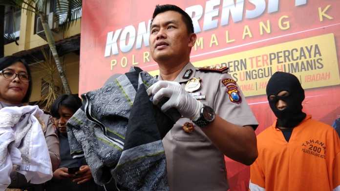 Barang bukti berupa sarung ditunjukkan Kapolres Malang Kota AKBP Asfuri. (Deny Rahmawan)