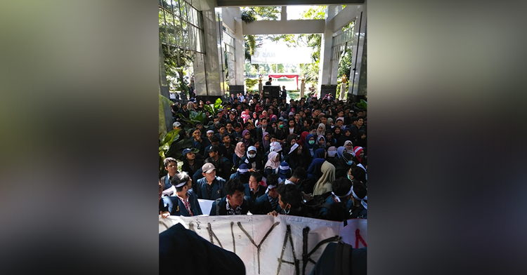Peringatan Hardiknas, Mahasiswa UB Demo di Depan Rektorat