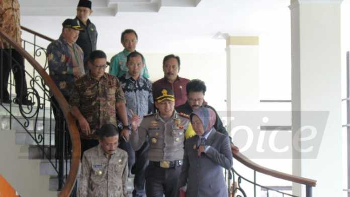 Wali Kota Batu Dewanti Rumpoko hendak memasuki ruang paripurna DPRD Kota Batu bersama seluruh pejabat, Selasa (8/5). ( Aziz Ramadani/ MVoice)