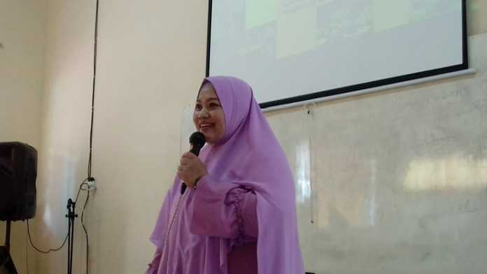 Komite Ekonomi Kreatif Kota Malang, Tyas Windarti saat memberikan penjelasan tentang UKM kepada komunitas Berlian. (Lisdya Shelly)