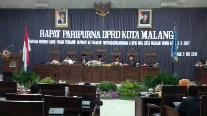Rapat Paripurna DPRD Kota Malang membahas Laporan Keterangan Pertanggungjawaban (LKPJ) Wali Kota Malang Tahun Anggaran 2017. (Lisdya Shelly).