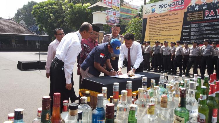 Polres Malang Kota Musnahkan Ribuan Botol Miras
