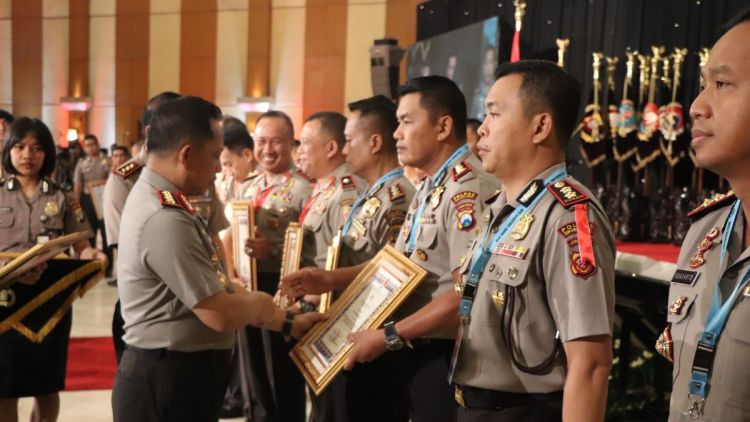 Kapolres Malang Kota AKBP Asfuri menerima penghargaan dari Kapolri. (istimewa)
