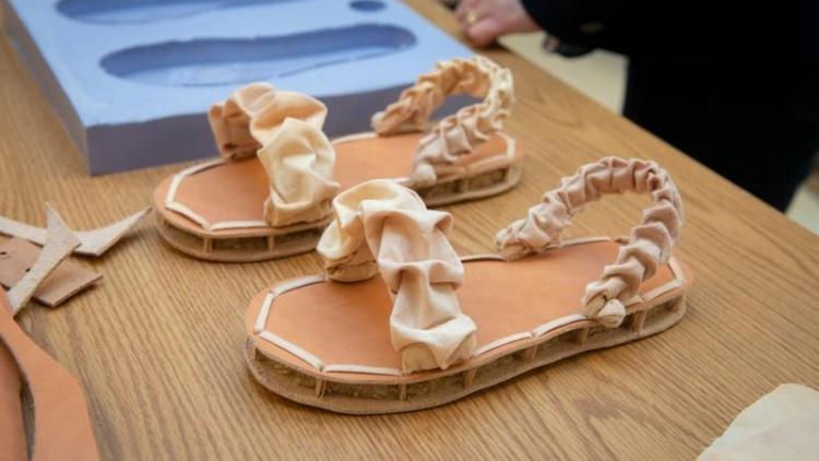 Unik! Mahasiswa Ini Ciptakan Sepatu dari Jamur dan Bulu Ayam