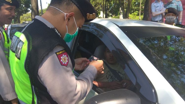 Petugas Polres Malang merazia sejumlah kendaraan untuk memastikan ada tidaknya Aremania yang ke Surabaya. (Toski)