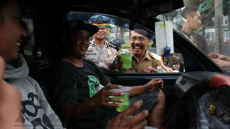 Wakil Wali Kota Batu Punjul Santoso membagikan takjil di Jalan Panglima Sudirman (depan Balai Kota Among Tani), Senin (285). (Aziz Ramadani MVoice)