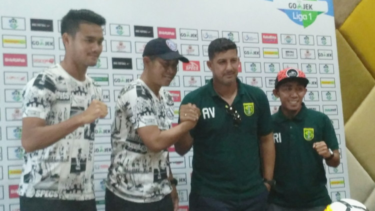 Pelatih dan pemain kedua kesebelasan tampak akrab jelang Derby Jatim antara Persebaya Surabaya kontra Arema FC. (Muhammad Choirul)