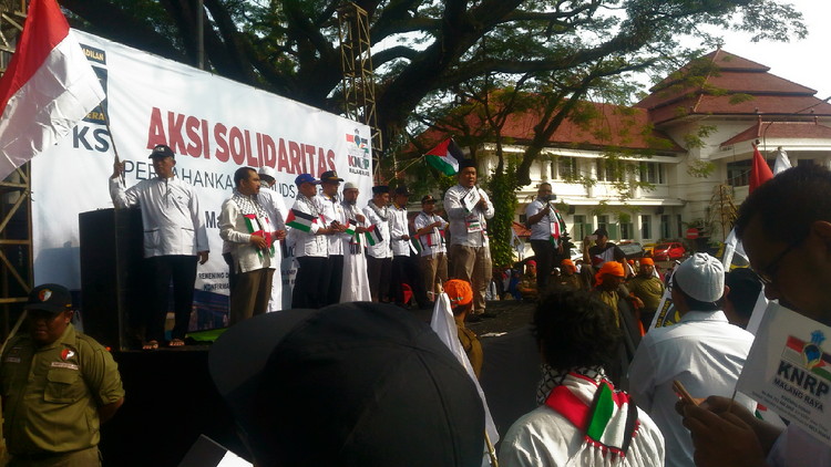 Aksi damai Ratusan partisipan PKS di depan DPRD Kota Malang. (Toski D)