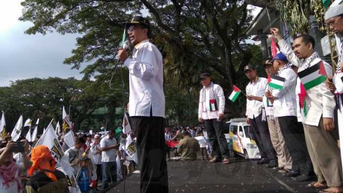 PKS se-Malang Raya menggelar aksi solidaritas di depan Gedung DPRD Kota Malang. (Muhammad Choirul)