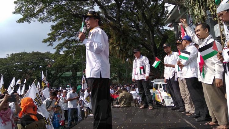 PKS se-Malang Raya menggelar aksi solidaritas di depan Gedung DPRD Kota Malang. (Muhammad Choirul)