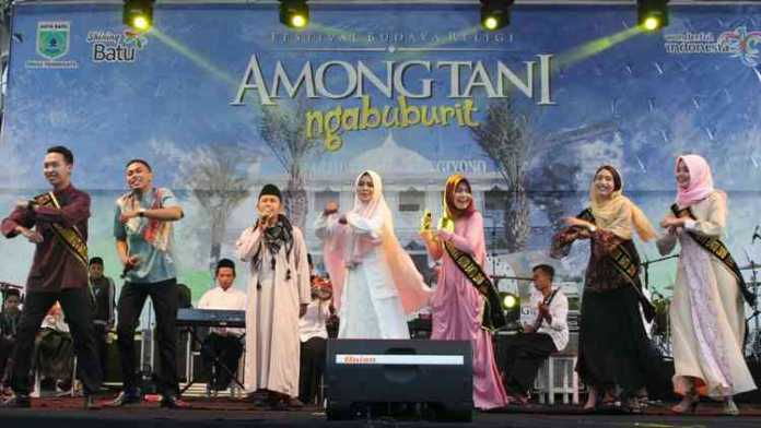 Penampilan musik religi bersama Kangmas Nimas Kota Batu di panggung Among Tani Ngabuburit, Selasa sore (29/5). (Aziz Ramadani/MVoice)