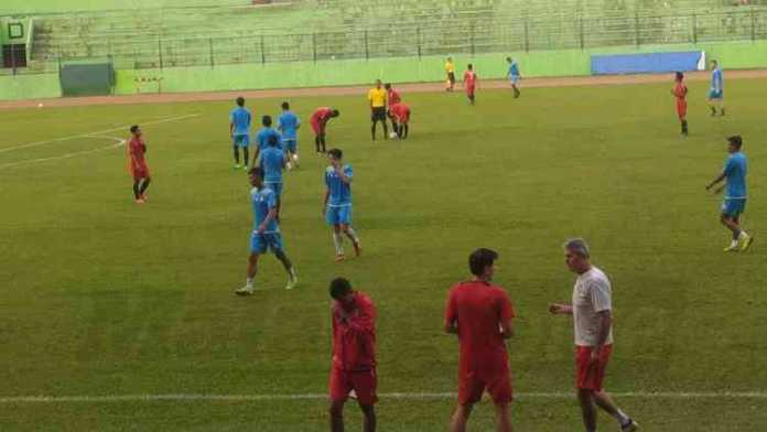 Arema FC saat berlatih di Stadion Gajayana. (deny rahmawan)