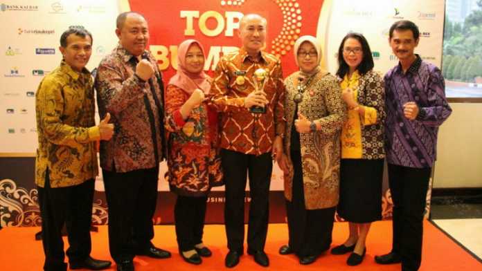 Para pejabat Kota Malang membawa pulang penghargaan Top BUMD. (Istimewa)