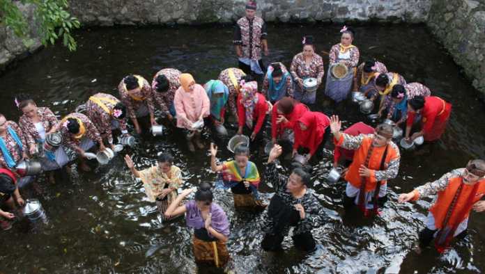 Prosesi bersih dandang di Sungai Kebo Kelurahan Ngaglik, Sabtu sore (12/5). (Aziz Ramadani/ MVoice)