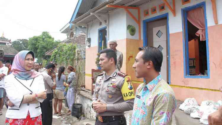 Wali Kota Batu Dewanti Rumpoko saat meninjau lokasi kejadian didampingi Kapolres Batu AKBP Budi Hermanto, Jumat (18/5). (Aziz Ramadani/ MVoice)
