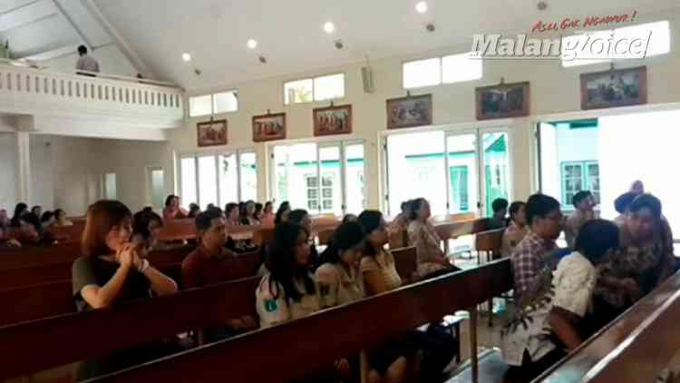 VIDEO: Doa Jemaat Kolese Santo Yusuf Malang untuk Evan dan Ethan, Korban Pengeboman di Surabaya