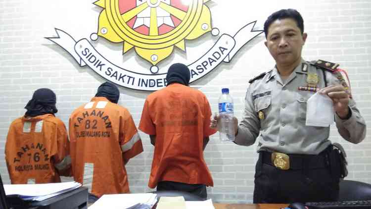 Kapolsek Kedung Kandang, Kompol Suko Wahyudi bersama pelaku dan barang bukti sabu-sabu. (deny rahmawan)