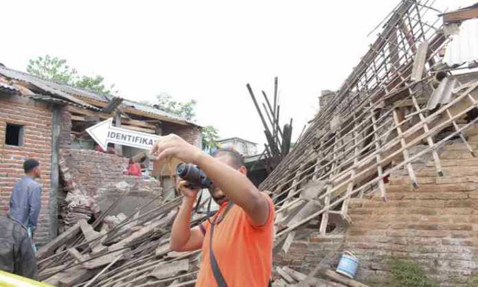 Rumah bagian belakang milik korban di Jalan Raya Wukir,Kelurahan Temas, Kota Batu, rusak parah akibat ledakan ketel uap, Jumat (18/5). (Aziz Ramadani/ MVoice