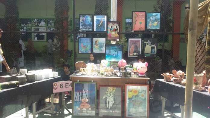 Karya-karya dalam pameran di SMAN 9 Malang. (Anja a)