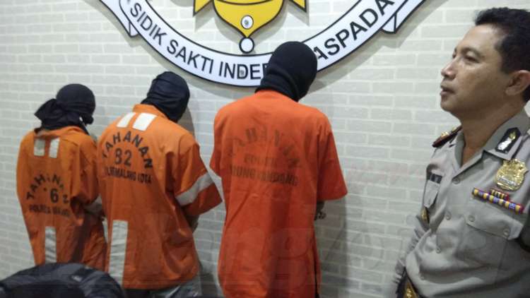 Kapolsek Kedung Kandang, Kompol Suko Wahyudi bersama pelaku pengedar narkoba. (deny rahmawan)