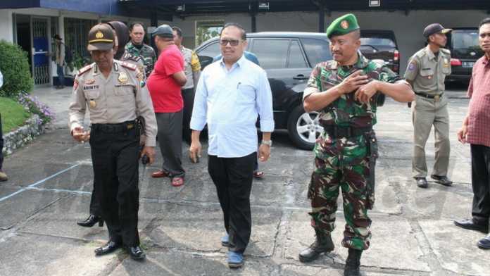 Pj Sekda Kota Batu Edy Murtono saat ikut patroli, Minggu (13/5). ( Aziz Ramadani/ MVoice)