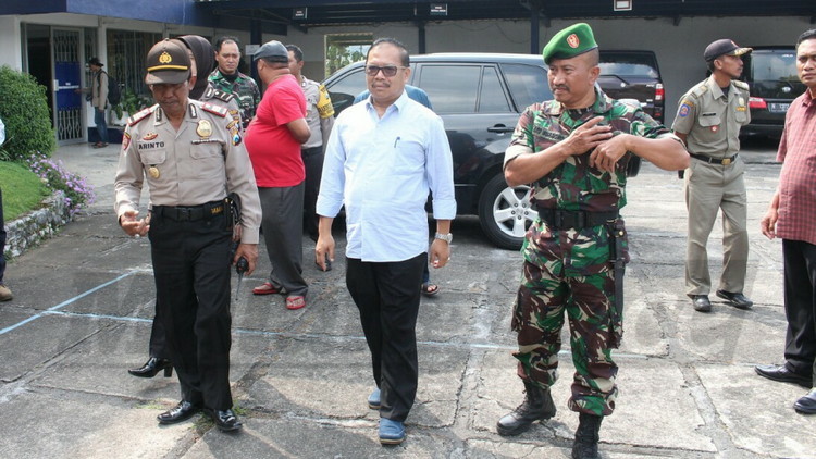 Pj Sekda Kota Batu Edy Murtono saat ikut patroli, Minggu (13/5). ( Aziz Ramadani/ MVoice)