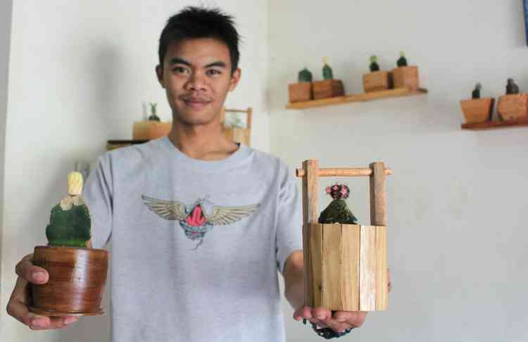 Produk pot berbahan limbah kayu karya Gunawan Wibisono. (Aziz Ramadani / MVoice).