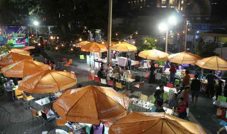 Suasana bazar ngabuburit di parkiran VIP Lippo Plaza Batu, Rabu (23/5). (Aziz Ramadani/ MVoice)