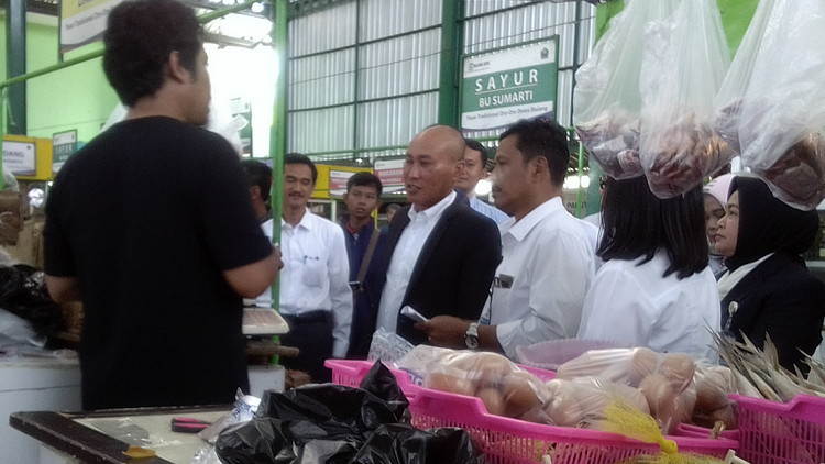 Pjs Wali Kota Malang, Wahid Wahyudi beserta rombongan saat mengunjungi pasar Oro-Oro Dowo. (Lisdya Shelly)