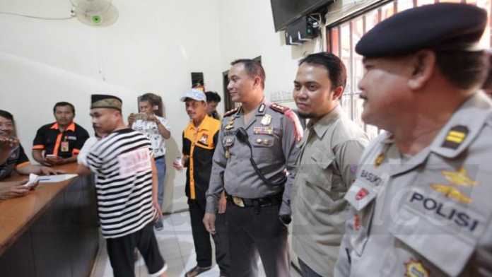 Suasan pencoblosan di rumah tahanan Polres Malang. (istimewa/Humas)
