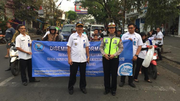 BNN Kabupaten Malang Bagi Takjil Sambil Sosialisasi Bahaya Narkoba